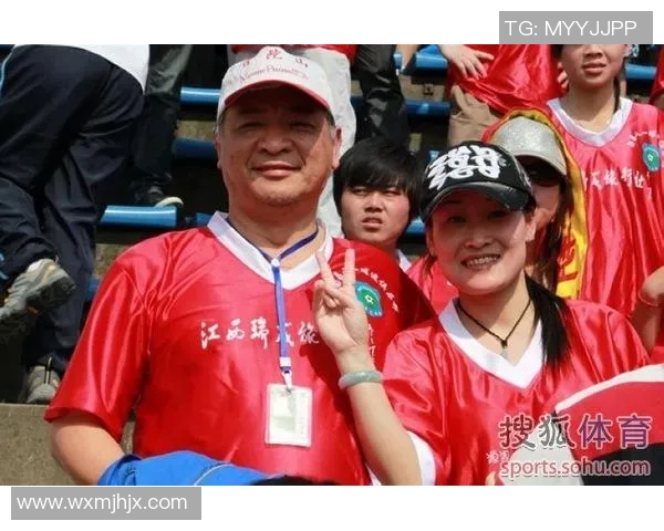 中国足球明星围巾热潮背后的故事与文化传承探讨 中国足球明星围巾热潮背后的故事与文化传承探讨